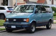 1994_Chevrolet_Astro,_front_(2)_6.14.21.jpg
