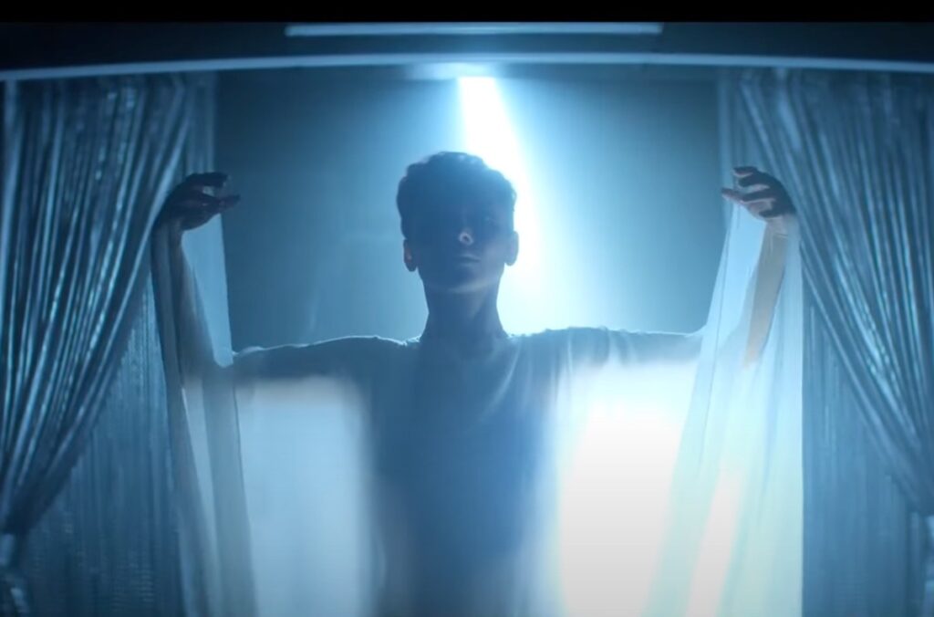 Ishtar (Amber Rose Revah) dances one last time as a goddess.